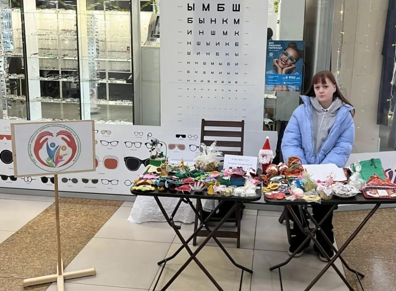 ИЗДЕЛИЯ, СОЗДАННЫЕ РОДИТЕЛЯМИ И ДЕТЬМИ В «СЕМЕЙНОЙ МАСТЕРСКОЙ» БЫЛИ ПРЕДСТАВЛЕНЫ НА ПРЕДПРАЗДНИЧНОЙ НОВОГОДНЕЙ ЯРМАРКЕ